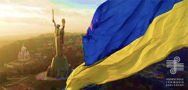 Flagge der Ukraine und Denkmal